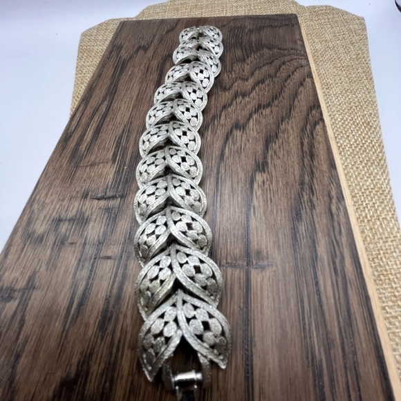 Silver Articulated Leaf Pattern Bracelet Signed Judy Lee fold over clasp closure - Picture 9 of 12